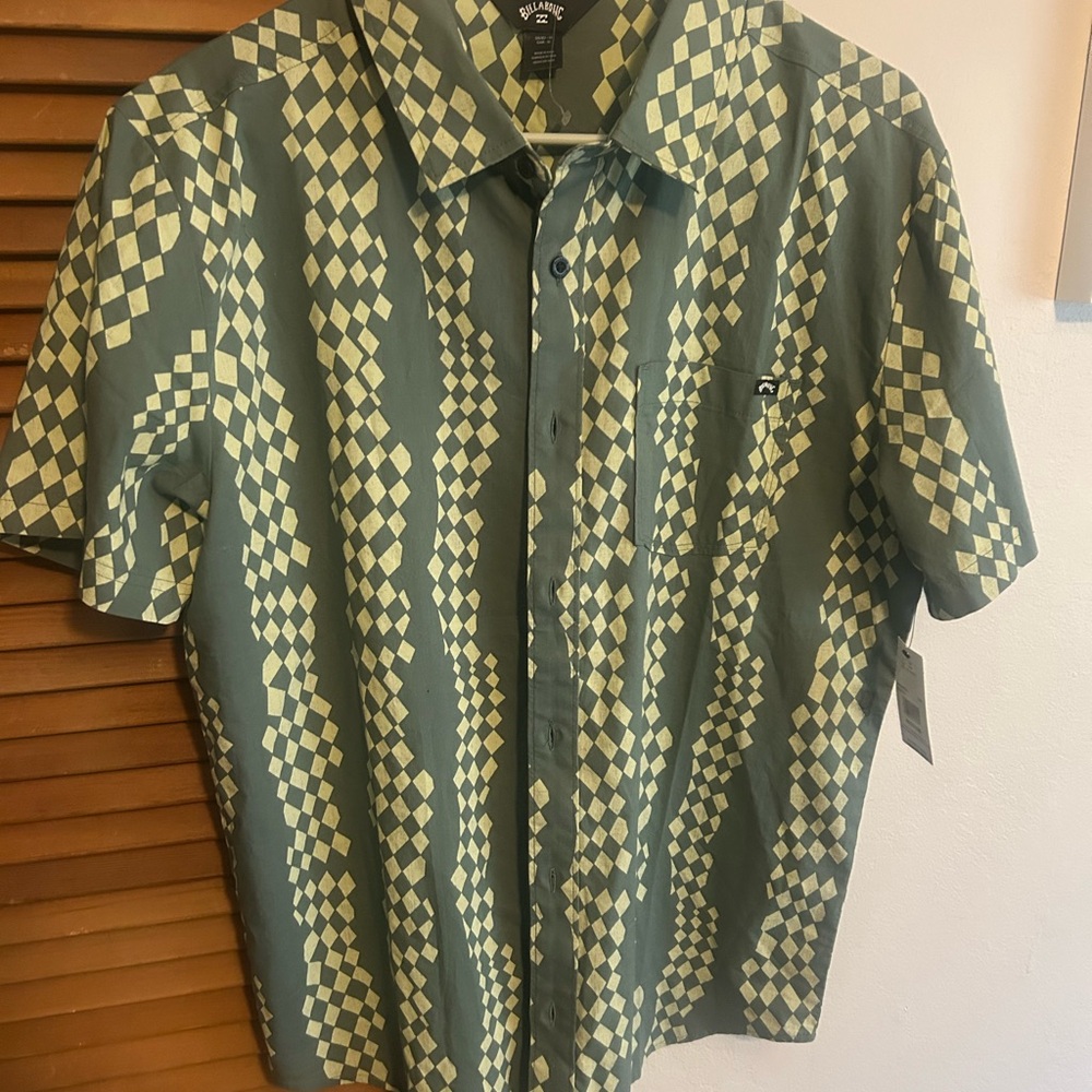 *NWT* Billabong - Surf Patterned Button Down Shirt 🏄‍♂️ 🌴🦩
